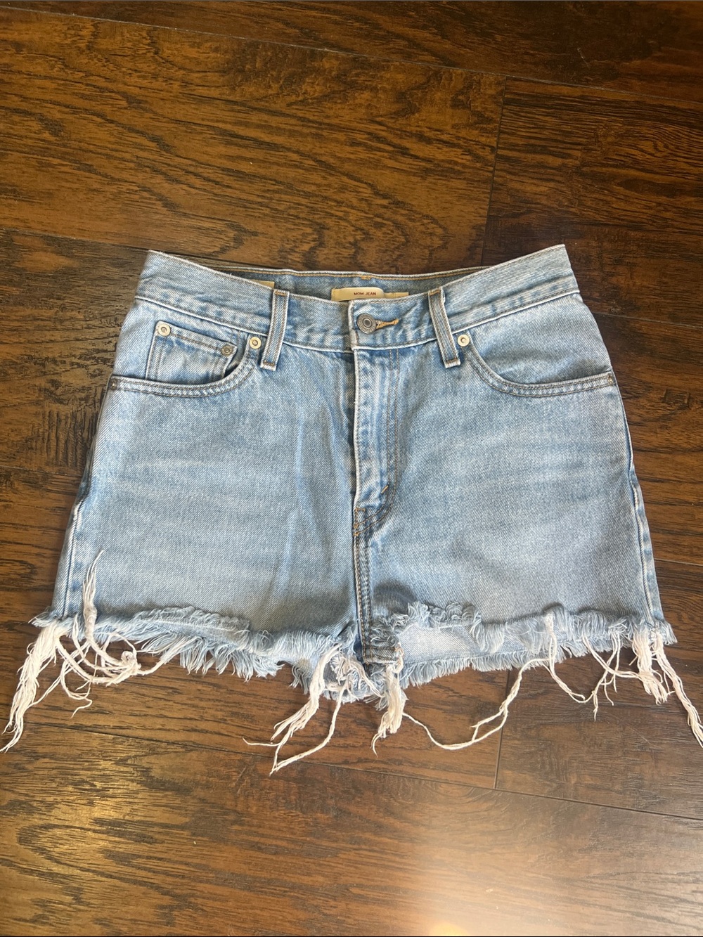 Levi’s woman’s frayed raw hem Mom Jean shorts size 26